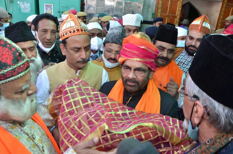 mukhtar abbas naqvi offered chadar on behalf of the prime minister