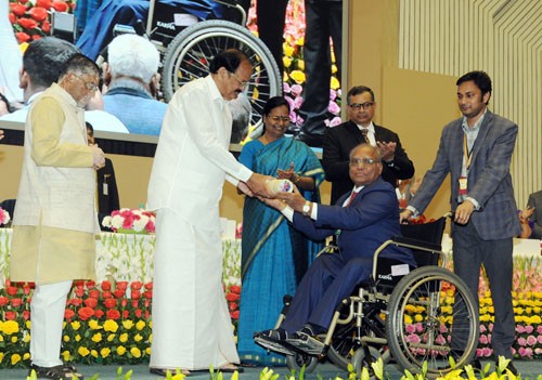 prime minister's labor award given to the workers