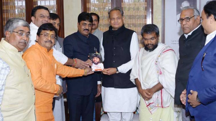 gani rajendra vijay presented books to the chief minister ashok gahlot