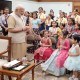 प्रधानमंत्री का बच्चों के साथ रक्षाबंधन