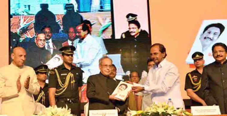 pranab mukherjee receiving the first copy of the uniki