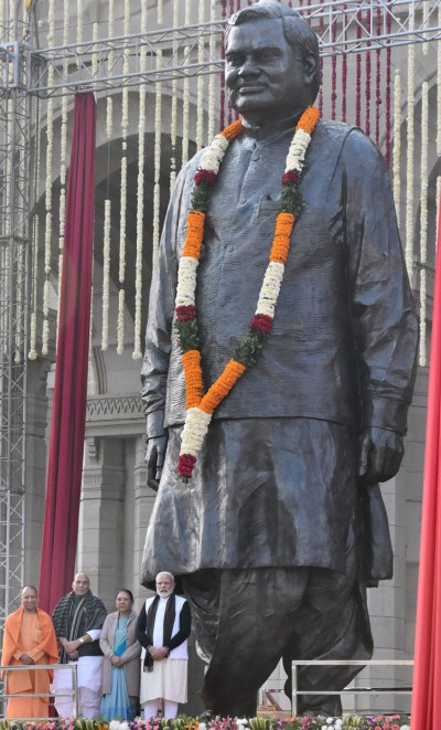 atal bihari vajpayee's bronze statue at lok bhavan