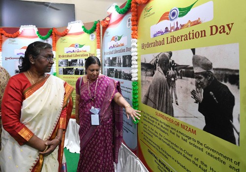 president views photo exhibition on 'hyderabad liberation movement'
