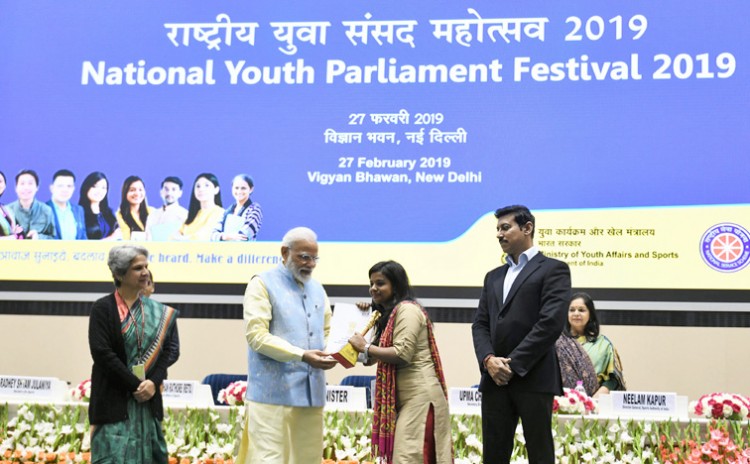 narendra modi giving away the national youth parliament award