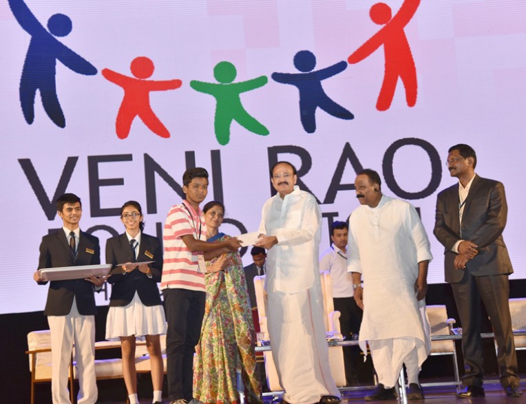 उपराष्ट्रपति ने दिए छात्रों को पुरस्कार