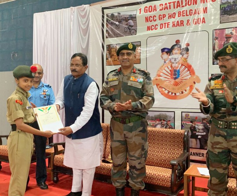 रक्षा राज्यमंत्री ने दिया प्रमाणपत्र