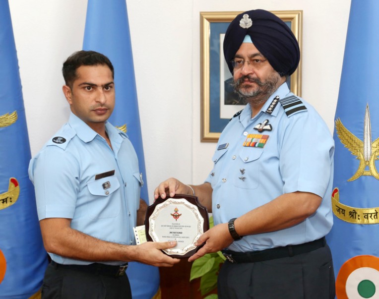 भारतीय वायुसेनाध्यक्ष से मिला सम्मान