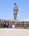 रक्षा अधिकारियों के साथ रक्षामंत्री
