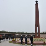 युद्ध स्मारक पर शहीदों को सलामी