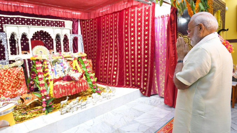 श्रीनाथजी मंदिर में प्रार्थना