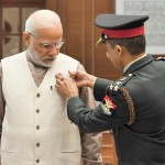 प्रधानमंत्री नरेंद्र मोदी को झंडा लगाया