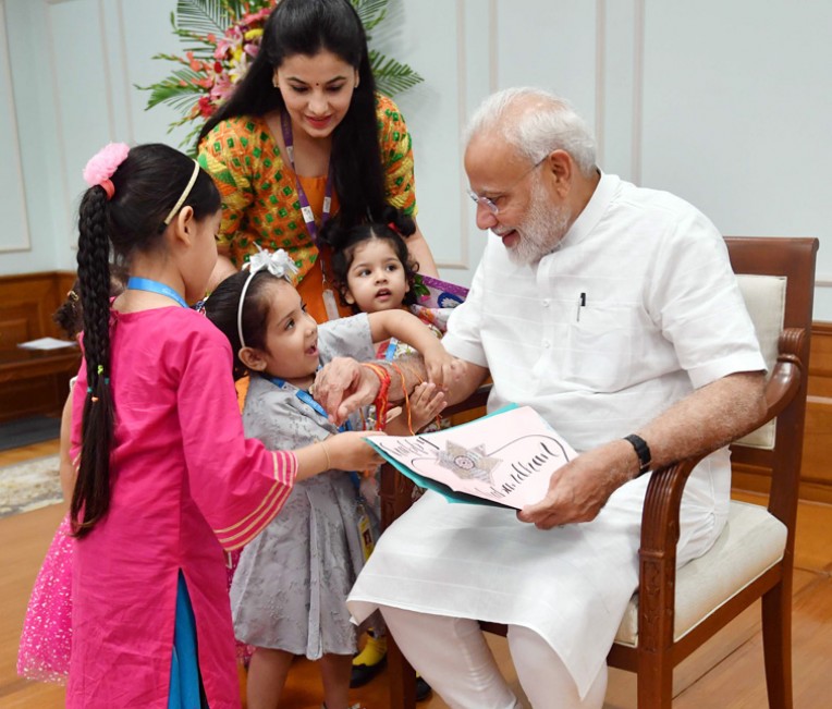 बच्चों ने प्रधानमंत्री को राखी बांधी