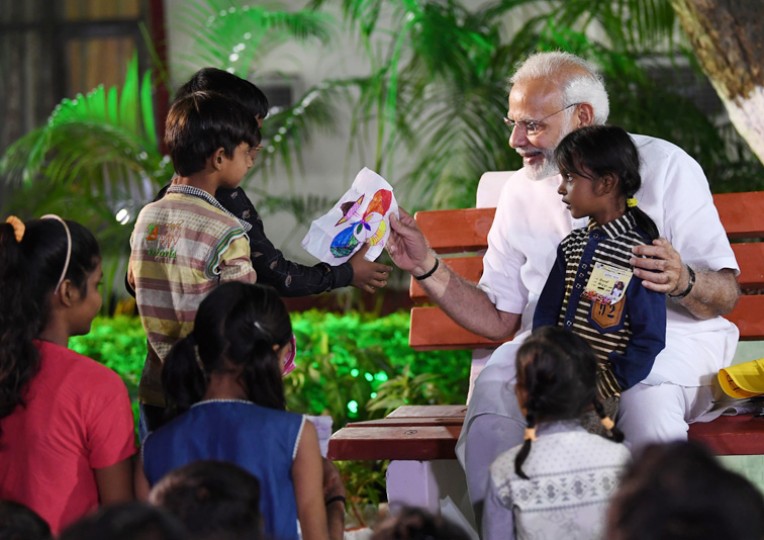 बच्चों से मिले प्रधानमंत्री