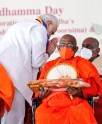 बौद्ध भिक्षुओं को चीवर दान किया