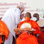 बौद्ध भिक्षुओं को चीवर दान किया