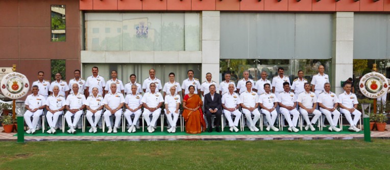नौसेना कमांडरों के साथ रक्षामंत्री
