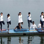 यमुना नदी में छात्र समूह का योग