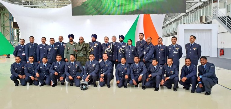 भारतीय वायुसेना टीम के साथ रक्षामंत्री