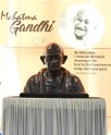 महात्मा गांधी की प्रतिमा का अनावरण
