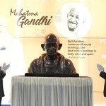 महात्मा गांधी की प्रतिमा का अनावरण