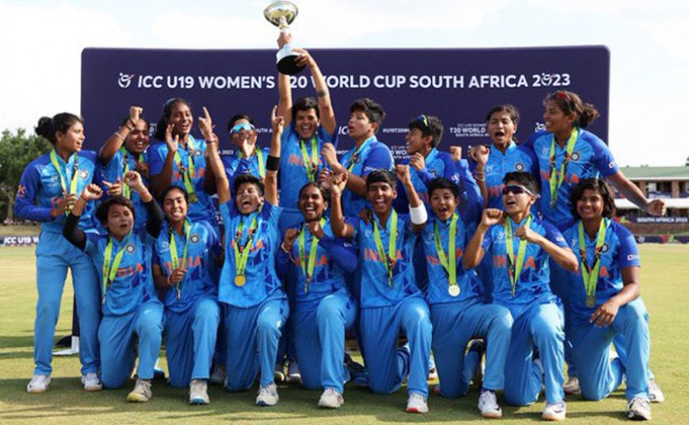 भारतीय महिला क्रिकेट टीम को बधाई!