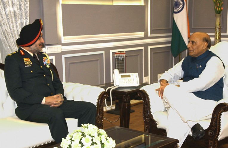 जनरल रणबीर सिंह रक्षामंत्री से मिले