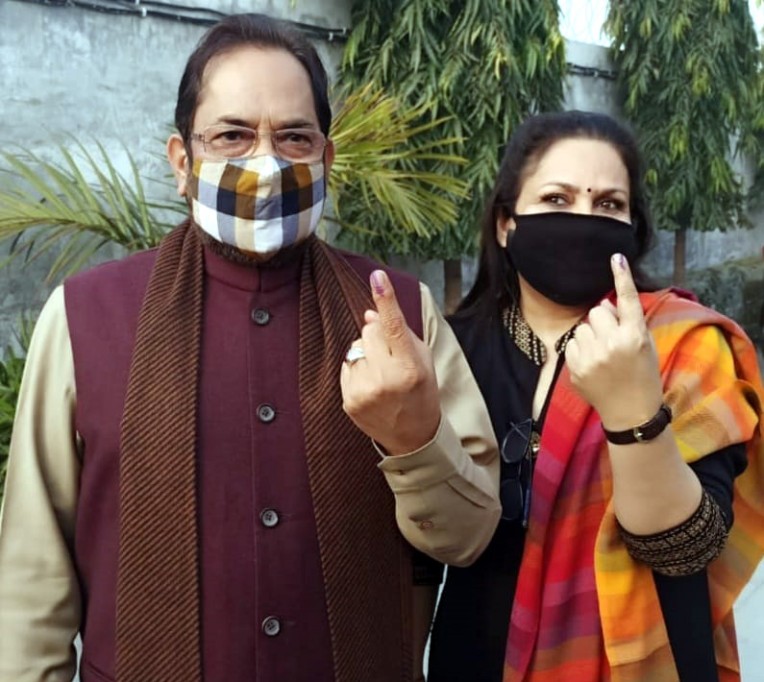 मुख्तार नक़वी ने रामपुर में डाला वोट