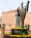 भारत माता की प्रतिमा के सम्मुख मोदी