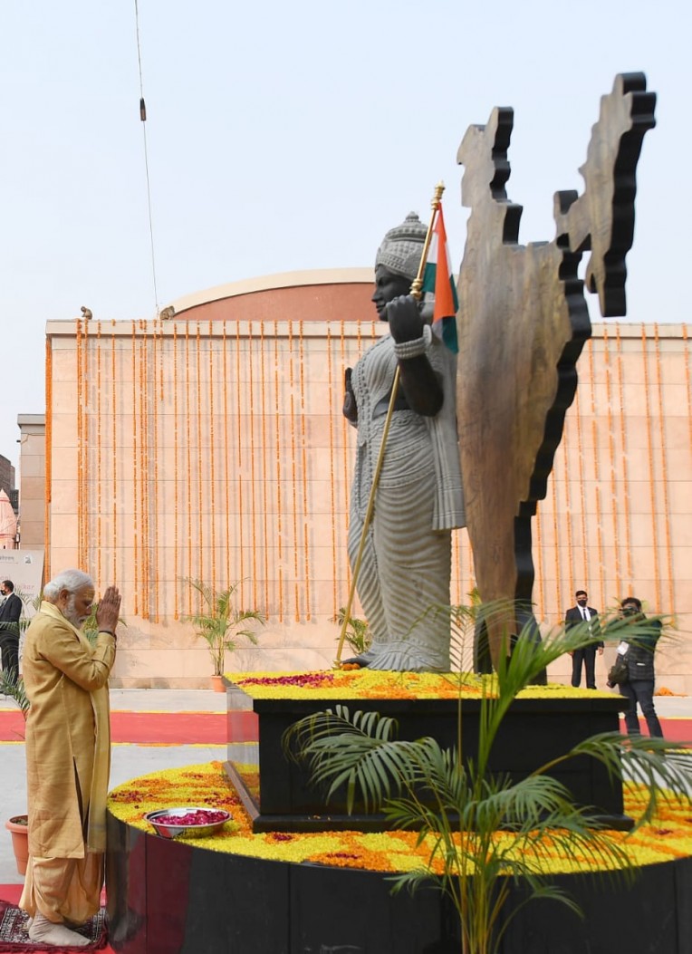 भारत माता की प्रतिमा के सम्मुख मोदी