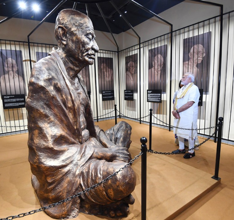 प्रधानमंत्री ने देखा बापू का संग्रहालय