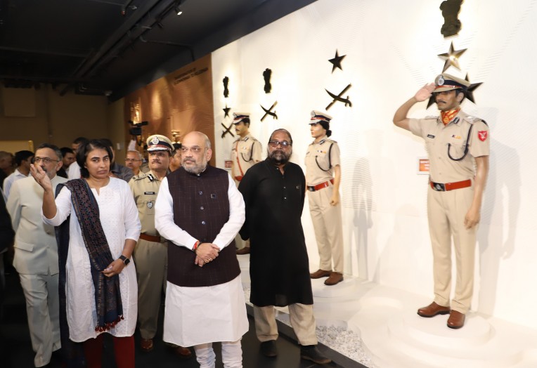 गृहमंत्री ने पुलिस संग्रहालय देखा