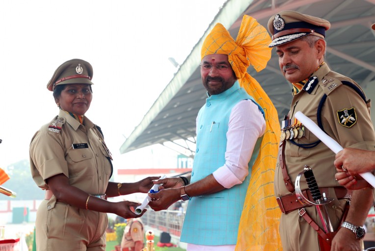 गृह राज्यमंत्री ने पुलिस पदक प्रदान किए