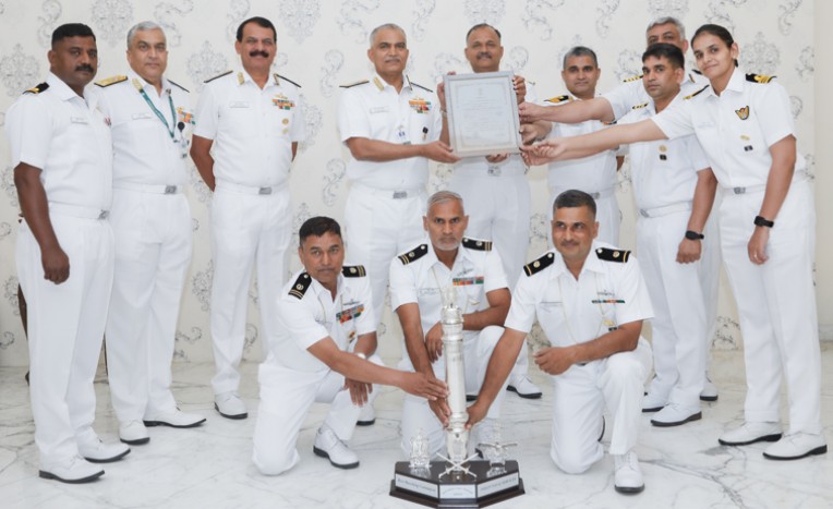 नौसेना को सर्वश्रेष्ठ मार्चिंग दल की ट्रॉफी