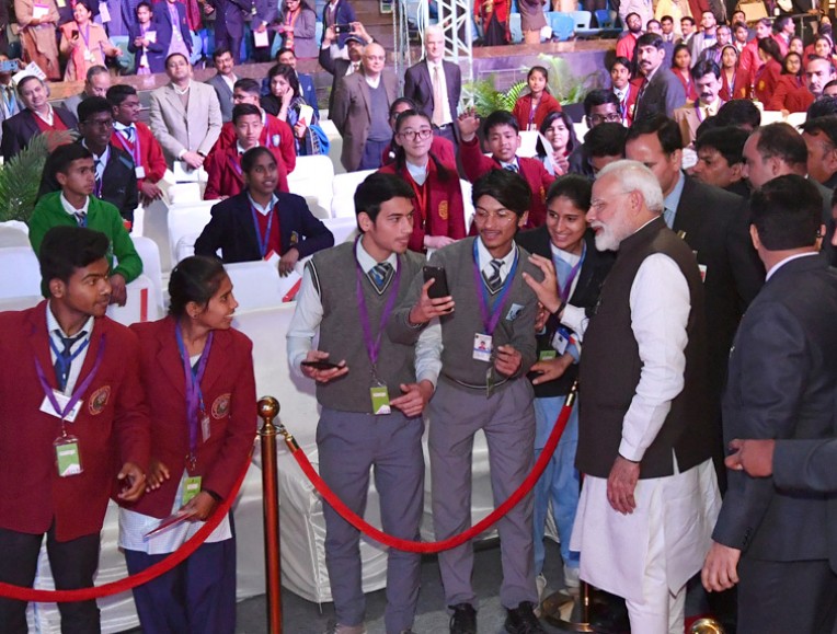 प्रधानमंत्री से मिले छात्र