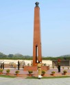 युद्ध स्मारक पर शहीदों को श्रद्धांजलि