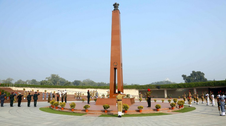 युद्ध स्मारक पर शहीदों को श्रद्धांजलि