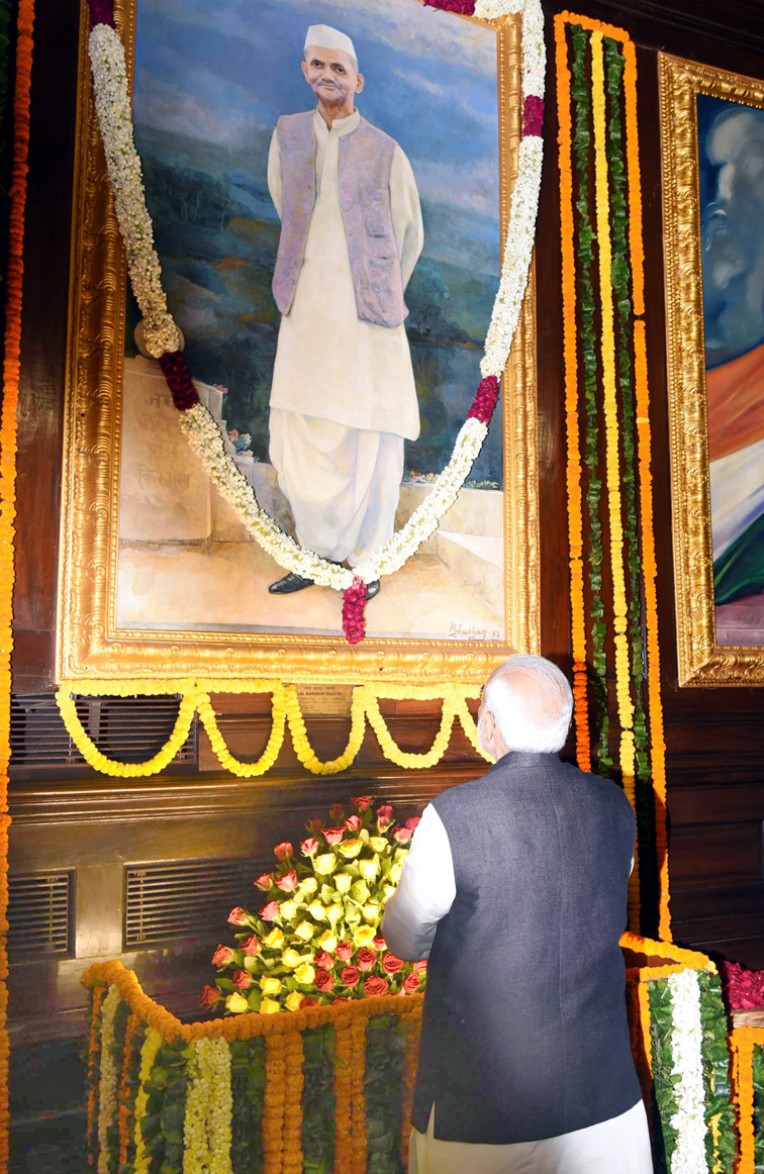 संसद भवन में गांधी और शास्त्री को नमन
