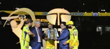 चेन्नई सुपर किंग्स को आईपीएल ट्रॉफी