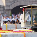 मोदी की महात्मा गांधी को पुष्पांजलि
