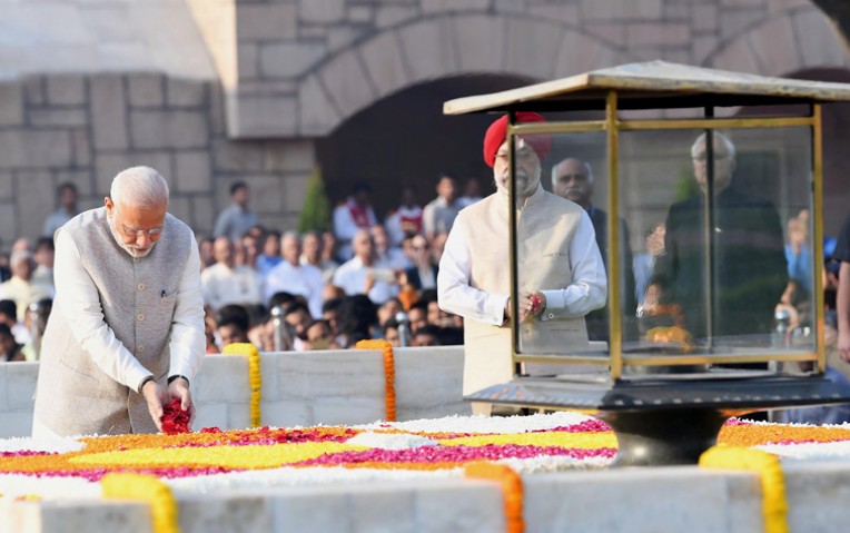 मोदी की महात्मा गांधी को पुष्पांजलि