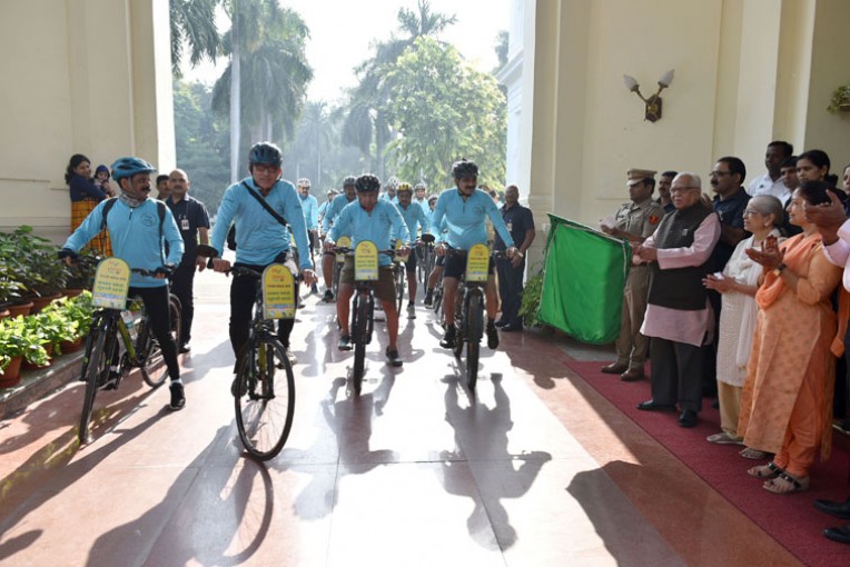 राज्यपाल ने साइकिल दल को झंडी दिखाई