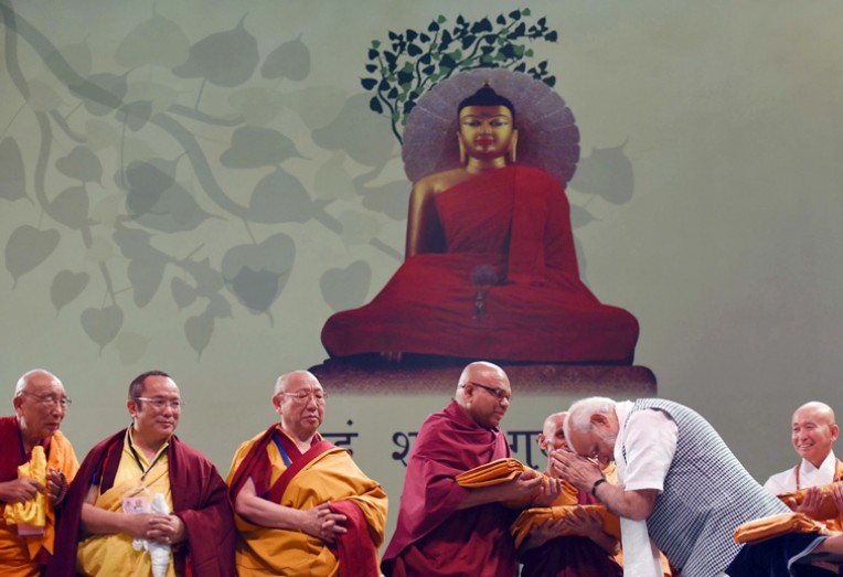 बौद्ध भिक्षुओं को संघ दान