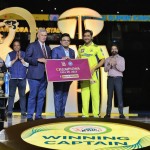 बीसीसीआई ने धोनी को सौंपा नकद इनाम