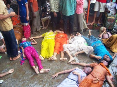 श्रद्धालुओं की लाश-Bodies of devotees